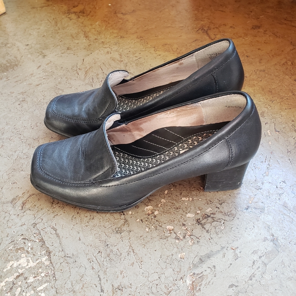 Hush Puppies Square-toed Loafers - size 6, black